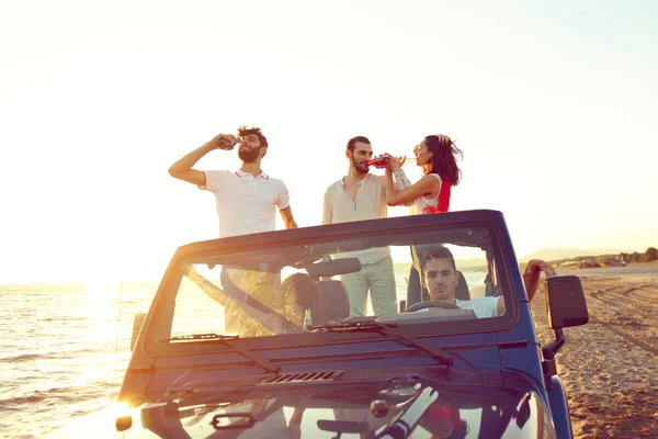 Groupe d'amis heureux faisant la fête en voiture - Les jeunes s'amusent à boire du champagne — Photo