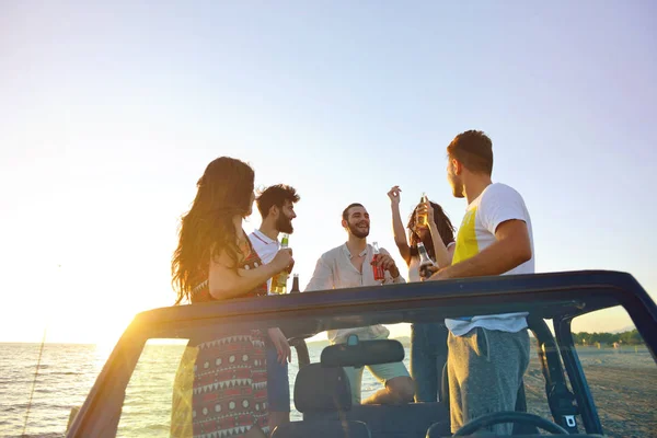 Grupo de amigos felizes fazendo festa no carro - Jovens se divertindo bebendo champanhe — Fotografia de Stock