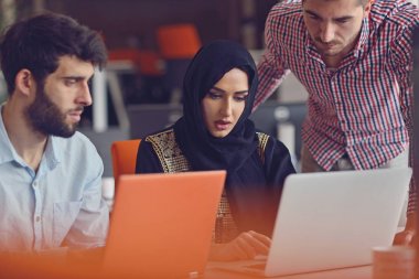 Grup Genç İş Arkadaşları Harika İş Kararları Veriyor. Yaratıcı Ekip Tartışması Kurumsal Çalışma Konsepti Modern Ofis.