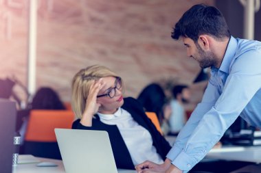 Yetenekli profesyonel sarışın kadın Ceo genç erkek çalışanlara açıklayan gerektirir ve strateji