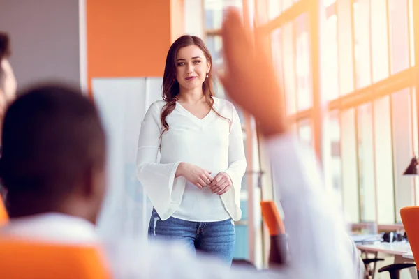 Grupo de empresarios casualmente vestidos discutiendo ideas en la oficina . —  Fotos de Stock