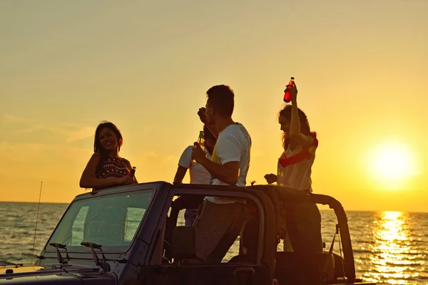 Grupo de amigos felizes fazendo festa no carro - Jovens se divertindo bebendo champanhe — Fotografia de Stock