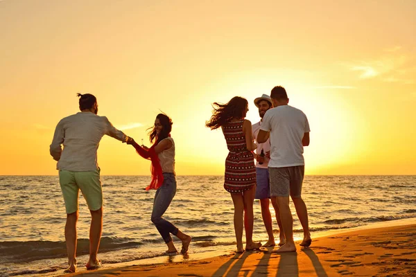 Emberek ünneplés strand party nyári nyaralás koncepció — Stock Fotó
