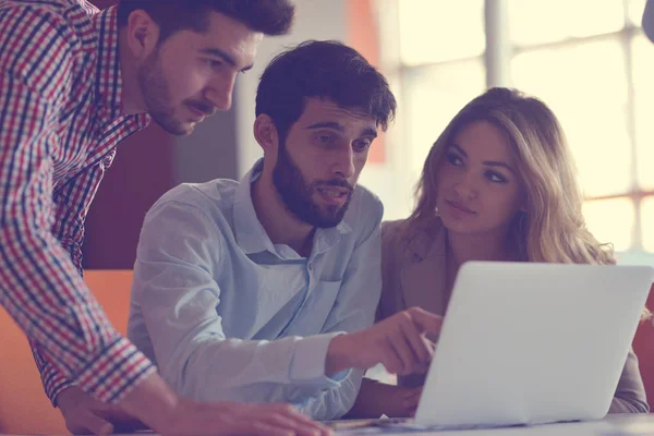 Groep jonge collega 's maakt grote zakelijke beslissingen.Creative Team Discussie Corporate Work Concept Modern Office. — Stockfoto