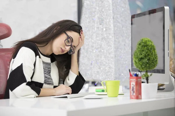 Stressato freelance femminile urlando in stato di shock, avendo gravi problemi con il computer . — Foto Stock
