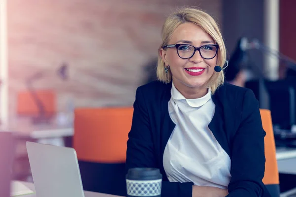 Lachende vrouw van de agent met headsets. Portret van call center werknemers op kantoor. — Stockfoto