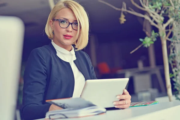 Donna che lavora al computer in un ufficio — Foto Stock