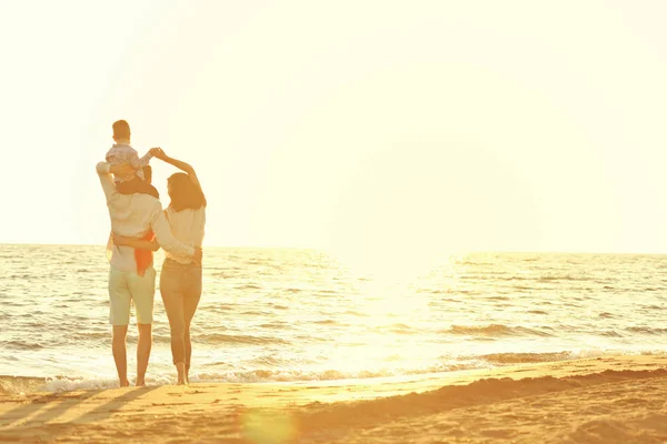 Ritratto di famiglia felice e bambino godendo il tramonto nel tempo libero estivo — Foto Stock