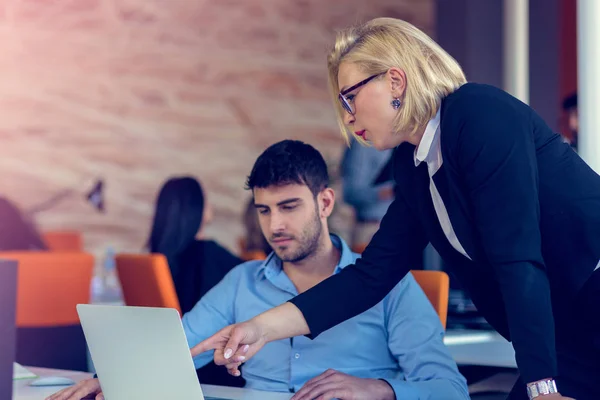 Abilità professionale bionda CEO femminile spiegando ai giovani dipendenti maschi richiede e strategia — Foto Stock