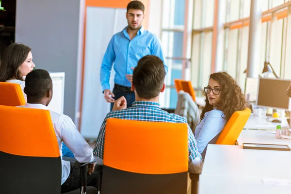 Group of casually dressed businesspeople discussing ideas in the office. — Stock Photo, Image