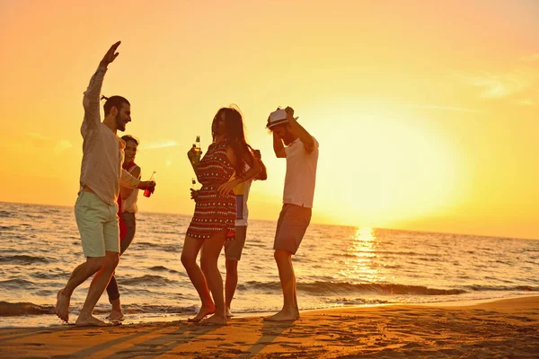 Persone celebrazione spiaggia festa estate vacanza concetto di vacanza — Foto Stock