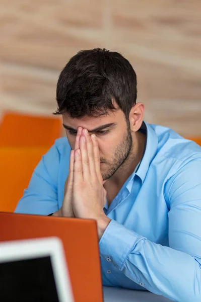 Närbild av chockad ung Man arbetar på bärbar dator — Stockfoto