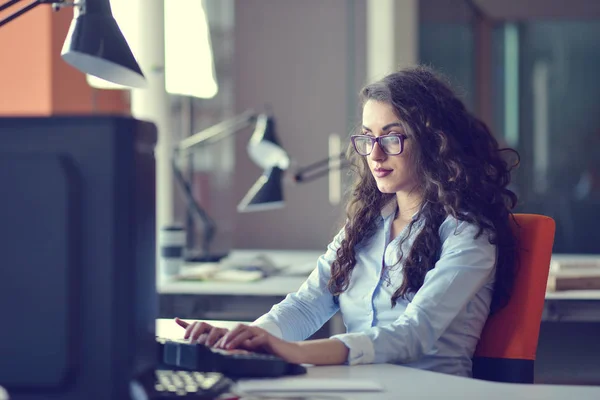 Giovane donna d'affari araba in hijab, che lavora nel suo ufficio startup. Diversità, concetto multirazziale — Foto Stock