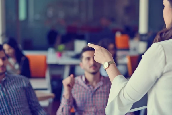 Grupo Jóvenes Colaboradores Tomando Grandes Decisiones de Negocio. Equipo Creativo Discusión Trabajo Corporativo Concepto Oficina Moderna. —  Fotos de Stock