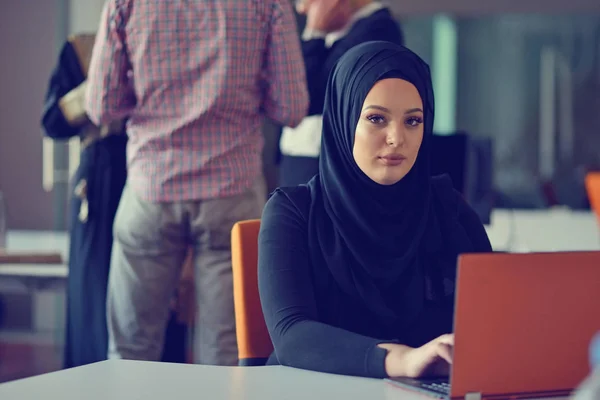 Jeune femme d'affaires arabe portant du hijab, travaillant dans son bureau de démarrage. Diversité, concept multiracial — Photo