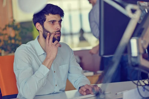 Negócio, startup e conceito de pessoas - empresário ou trabalhador de escritório masculino criativo com computador beber café — Fotografia de Stock