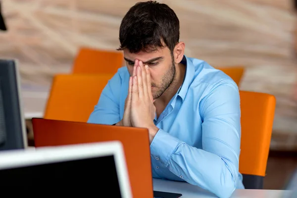Крупним планом шокований молодий чоловік працює на ноутбуці — стокове фото