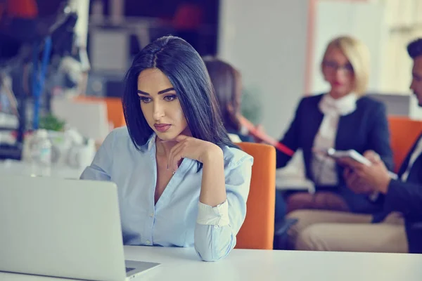 Femme travaillant à l'ordinateur dans un bureau — Photo