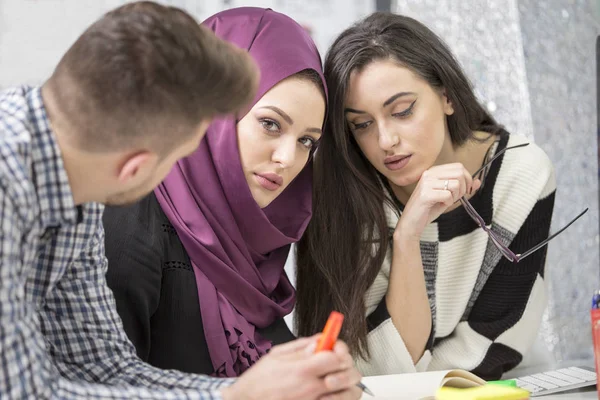 Jeunes créateurs d'entreprises en démarrage sur la réunion au bureau moderne faire des plans et des projets — Photo