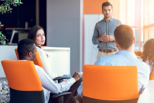 Grupo de empresarios casualmente vestidos discutiendo ideas en la oficina . —  Fotos de Stock