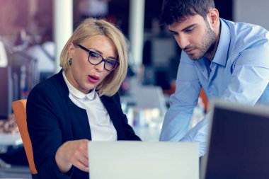 Yetenekli profesyonel sarışın kadın Ceo genç erkek çalışanlara açıklayan gerektirir ve strateji