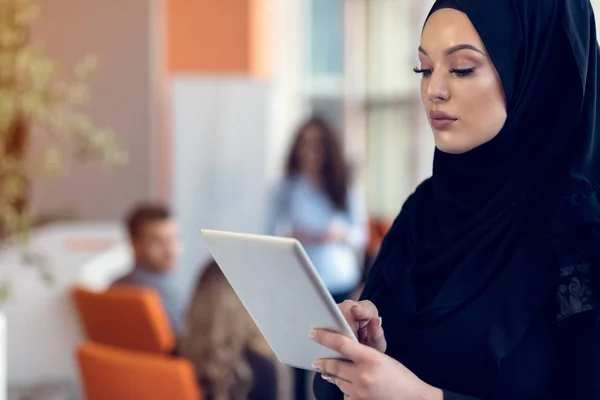 Mujer bonita usando hijab delante de la búsqueda de computadoras portátiles y haciendo el trabajo de oficina, negocio, finanzas y concepto de estación de trabajo . — Foto de Stock