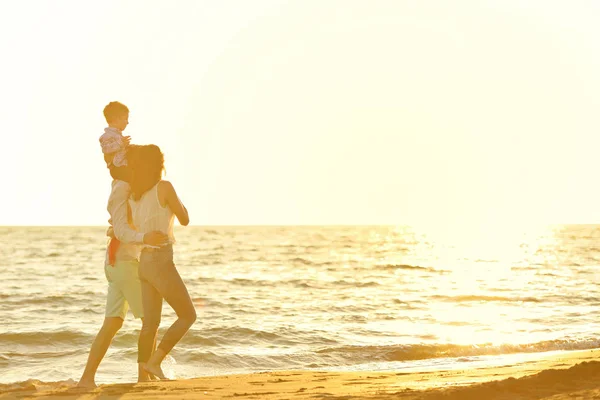 Retrato de familia feliz y bebé disfrutando de la puesta de sol en el ocio de verano — Foto de Stock