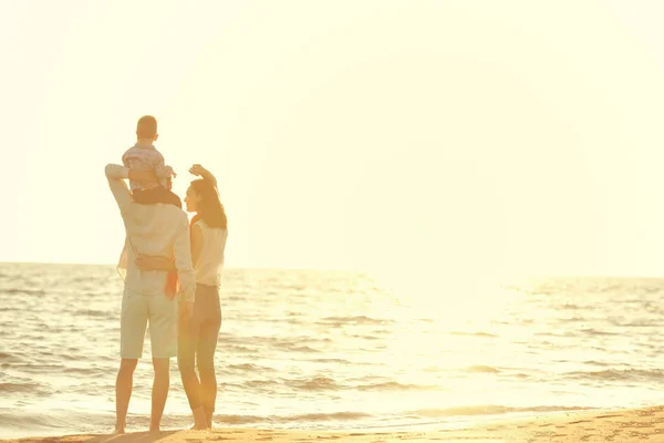 Retrato de familia feliz y bebé disfrutando de la puesta de sol en el ocio de verano — Foto de Stock