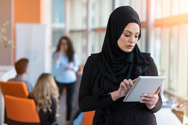 Mujer bonita usando hijab delante de la búsqueda de computadoras portátiles y haciendo el trabajo de oficina, negocio, finanzas y concepto de estación de trabajo . — Foto de Stock