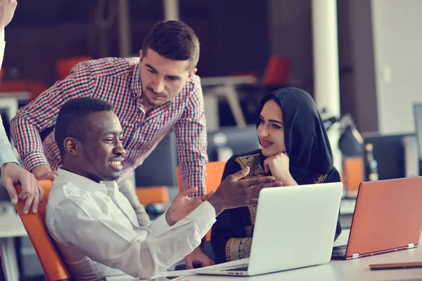 Grupo Jóvenes Colaboradores Tomando Grandes Decisiones de Negocio. Equipo Creativo Discusión Trabajo Corporativo Concepto Oficina Moderna. — Foto de Stock