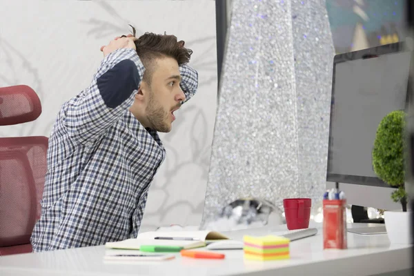 横顔ショット、office でドキュメントのけいれん彼のラップトップで叫んでの不満の若い黒髪起業家. — ストック写真