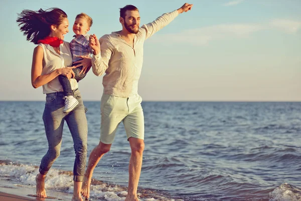 Retrato de familia feliz y bebé disfrutando de la puesta de sol en el ocio de verano — Foto de Stock