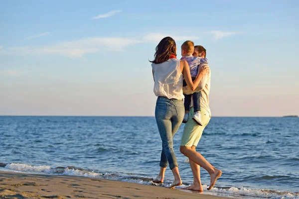 Ritratto di famiglia felice e bambino godendo il tramonto nel tempo libero estivo — Foto Stock