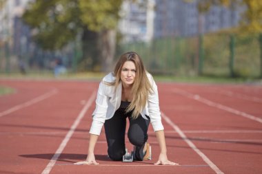 iş kadını başlangıç konumunda çalıştırmak ve parça yarış Atletizm sprint hazır