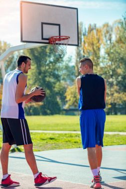 basketbol sahasında iki sokak basketbol oyuncuları
