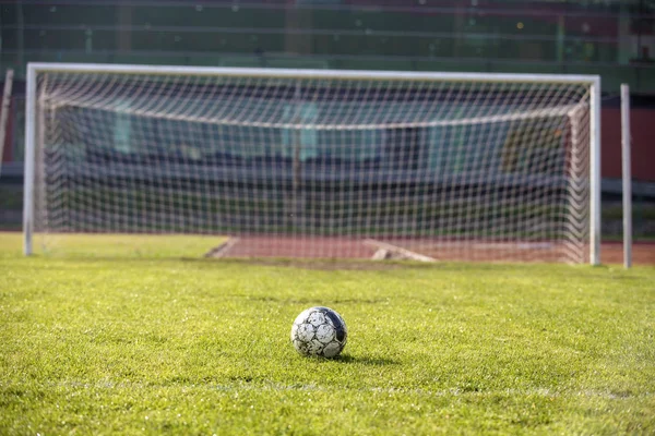 Boş bir futbol sahasındaki ağ manzarası.