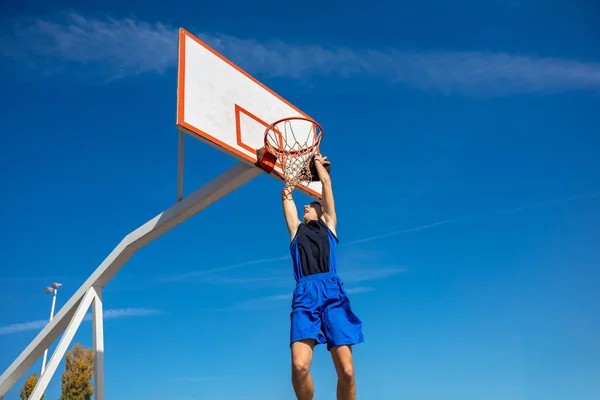 Ung basketspelare på gatan, som att göra slam dunk — Stockfoto