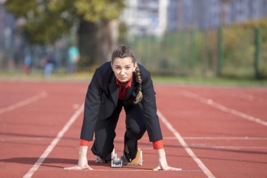 iş kadını başlangıç konumunda çalıştırmak ve parça yarış Atletizm sprint hazır
