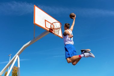 Slam dunk yapma genç sokak basketbolcu