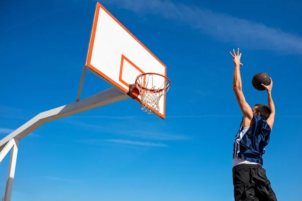 Young street koszykarz Dokonywanie slam dunk — Zdjęcie stockowe