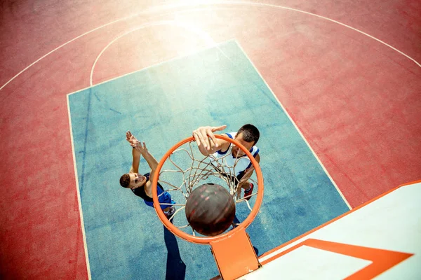 Vysoký úhel pohledu basketbalista ponoření basketbal v koši — Stock fotografie