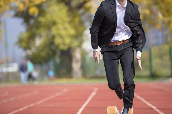 Jeune homme d'affaires en costume courir sur la bonne voie — Photo