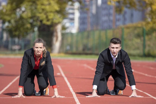 Close up de empresários e empresárias de 20 anos prontos para correr no ponto de partida . — Fotografia de Stock