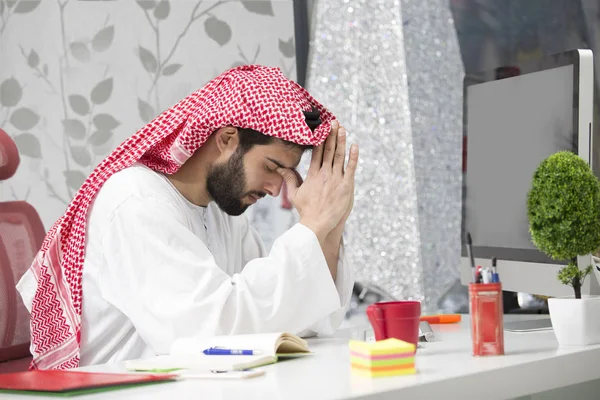Homem de negócios árabe trabalhando no laptop no escritório — Fotografia de Stock