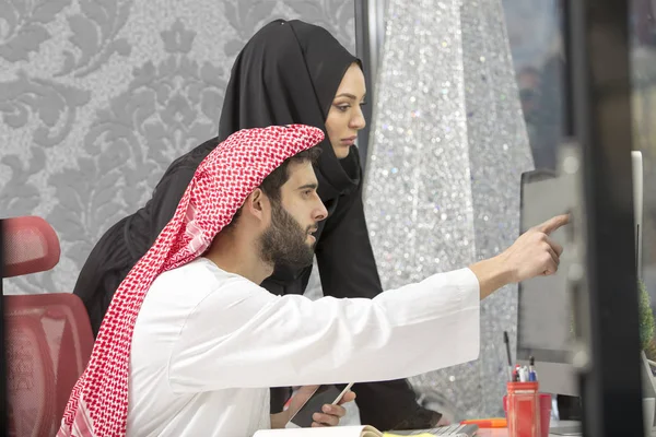 Arab üzleti pár együttműködnek a projekt a modern indítási office. — Stock Fotó