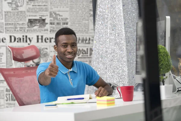 행복 한 흑인 사업가 현대 사무실에 엄지손가락을 포기 — 스톡 사진
