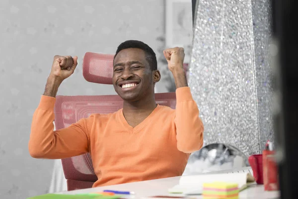 Glada glada affärsman fira sin framgång. Vinnare, svart man i office läser på laptop, kopia utrymme — Stockfoto