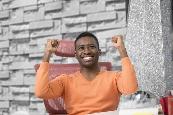Glada glada affärsman fira sin framgång. Vinnare, svart man i office läser på laptop, kopia utrymme — Stockfoto