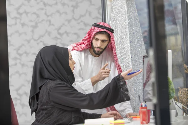 Arabo coppia di lavoro che lavora insieme sul progetto presso il moderno ufficio startup . — Foto Stock