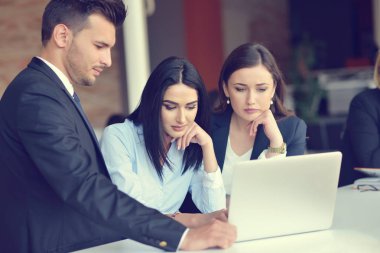Girişimci iş adamları modern ofiste her gün çalışıyorlar.